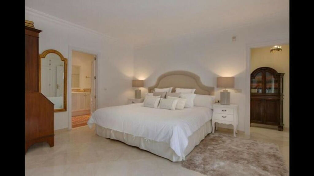 Detached Villa The Golden Mile Málaga - image 23