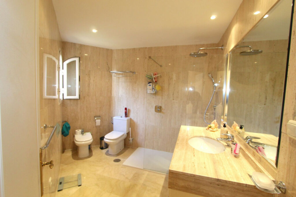 Middle Floor Apartment Elviria Málaga - image 27