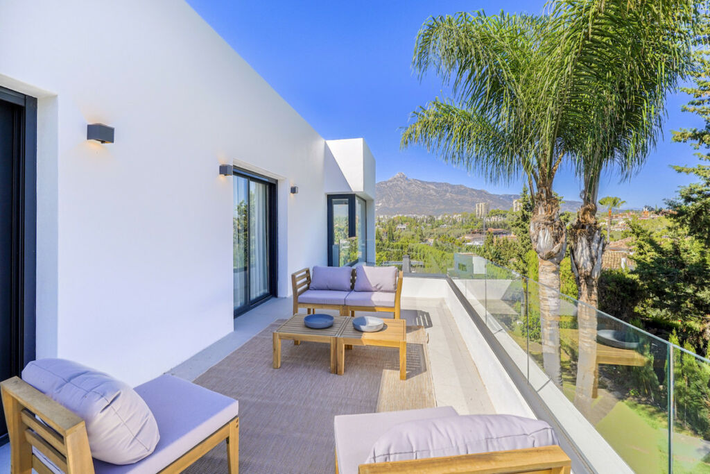 Detached Villa Nueva Andalucía Málaga - image 28