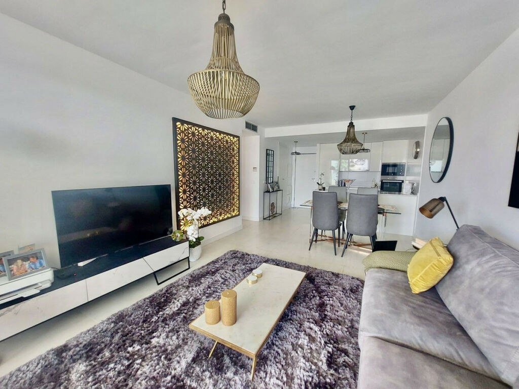 Middle Floor Apartment Estepona Málaga - image 3