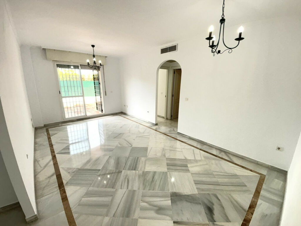 Ground Floor Apartment Puerto Banús Málaga - image 3