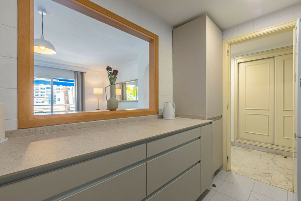 Middle Floor Apartment Puerto Banús Málaga - image 3
