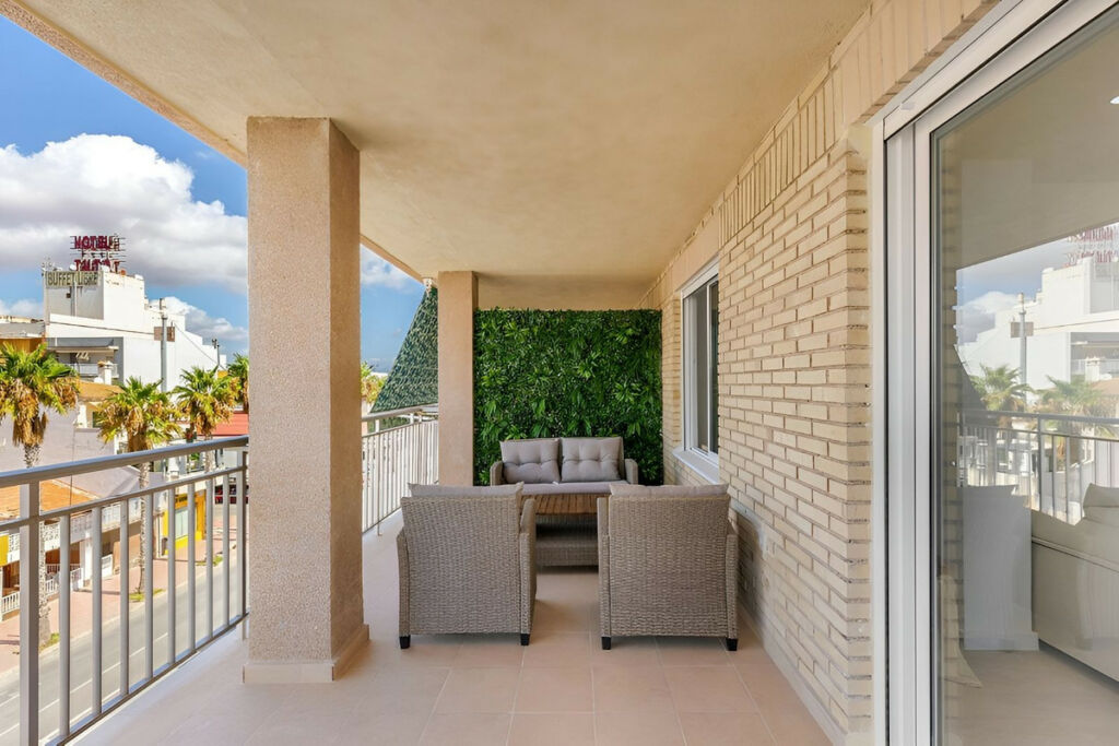 Middle Floor Apartment Torrevieja Alicante - image 3