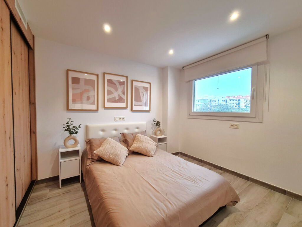 Middle Floor Apartment Estepona Málaga - image 4