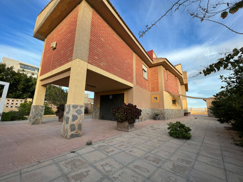 Detached Villa Guardamar del Segura Alicante - image 3
