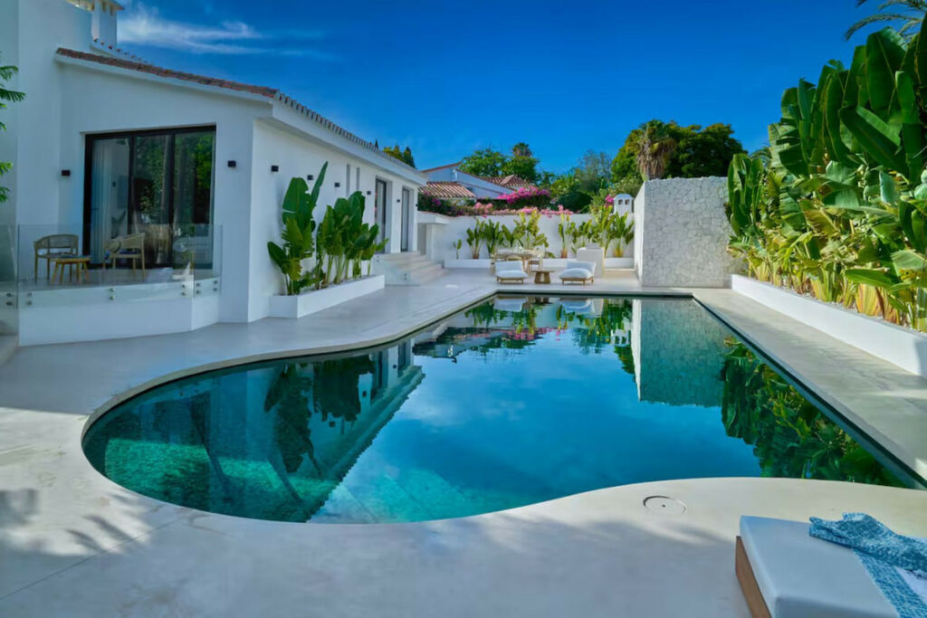 Detached Villa Cortijo Blanco Málaga - image 3