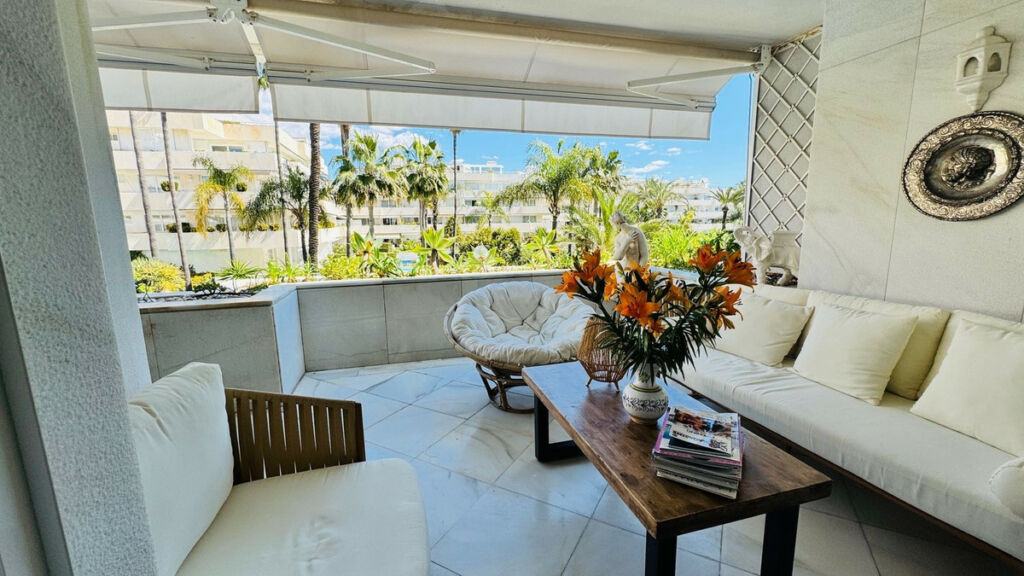 Middle Floor Apartment Puerto Banús Málaga - image 3