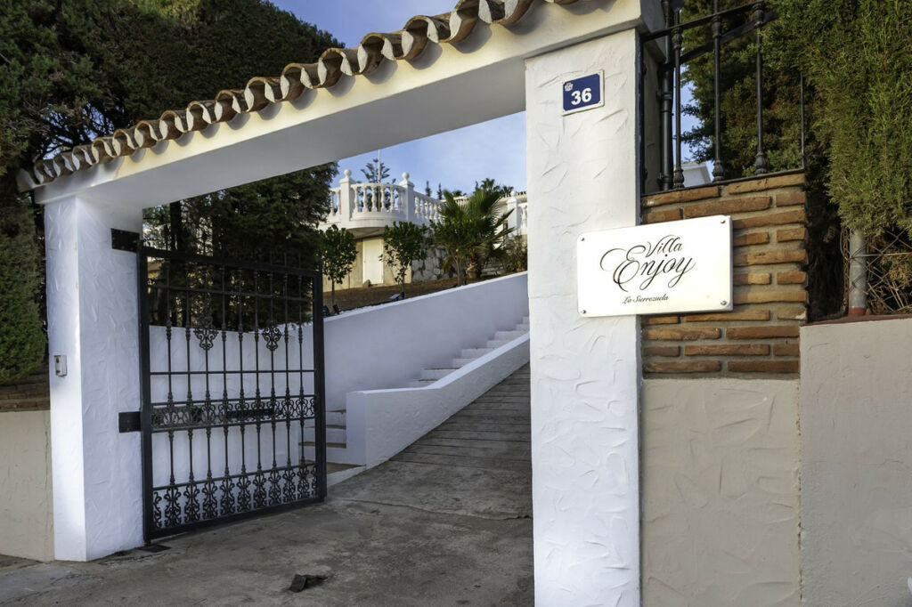 Detached Villa Sierrezuela Málaga - image 3
