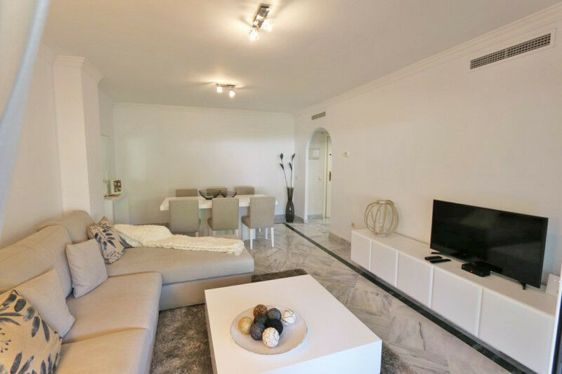 Middle Floor Apartment Nueva Andalucía Málaga - image 3