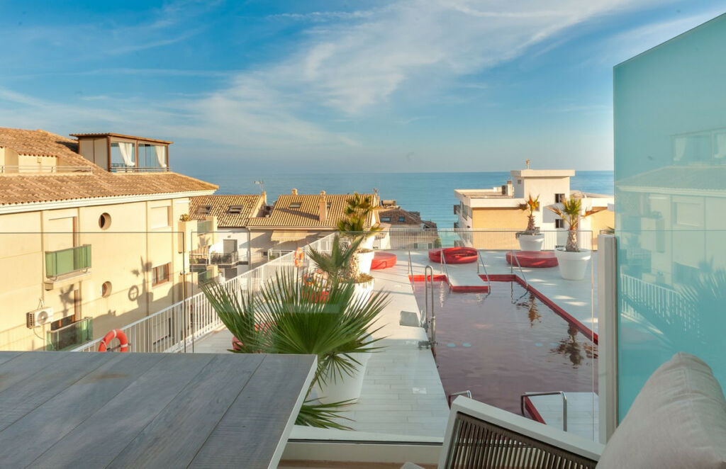 Middle Floor Apartment Carvajal Málaga - image 3