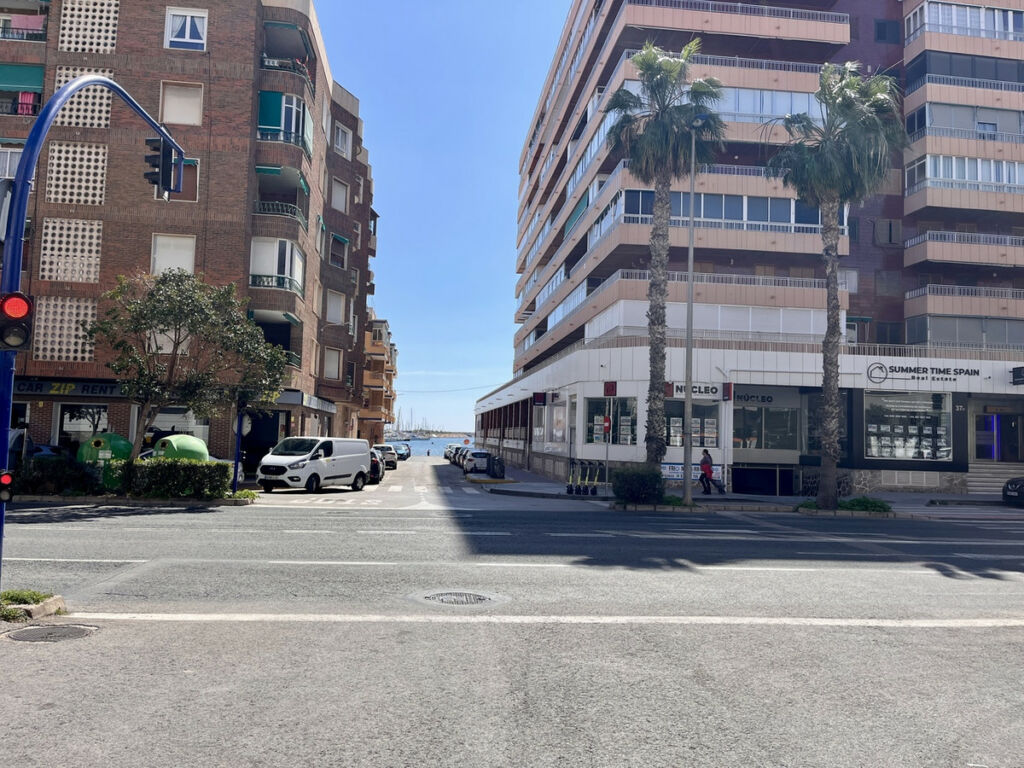 Middle Floor Apartment Torrevieja Alicante - image 3