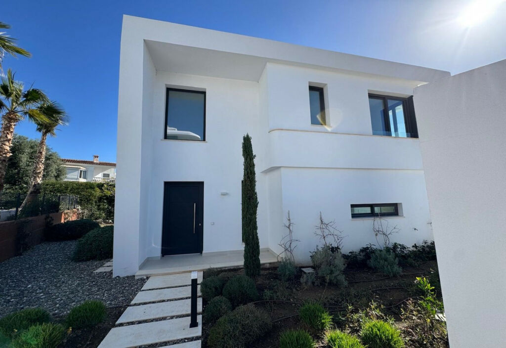 Detached Villa Fuengirola Málaga - image 3