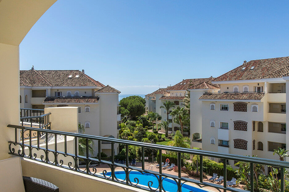 Middle Floor Apartment Elviria Málaga - image 3