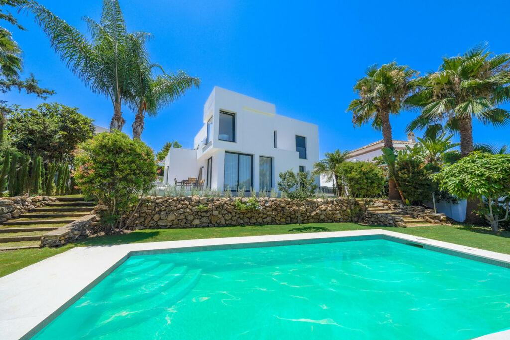 Detached Villa Nueva Andalucía Málaga - image 3
