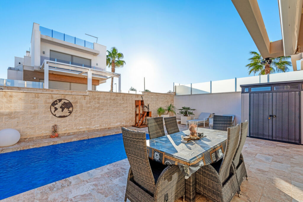 Detached Villa Villamartin Alicante - image 2