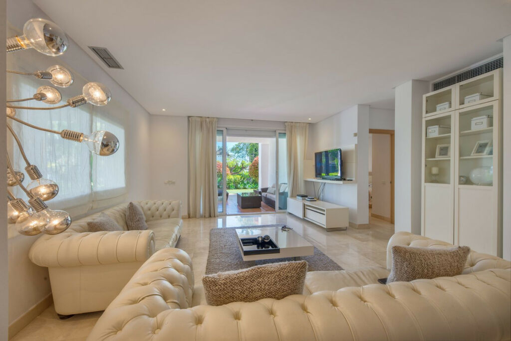 Ground Floor Apartment Estepona Málaga - image 2