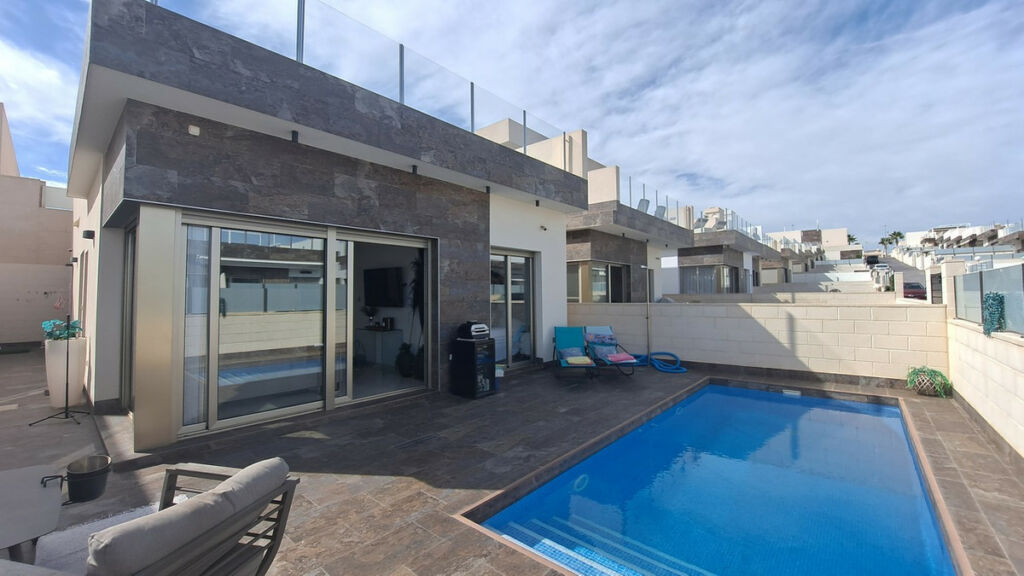 Detached Villa Villamartin Alicante - image 3