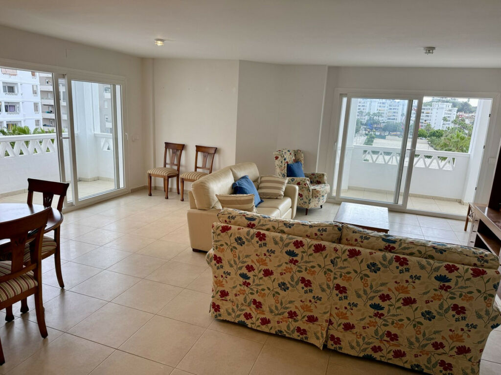 Middle Floor Apartment La Campana Málaga - image 4