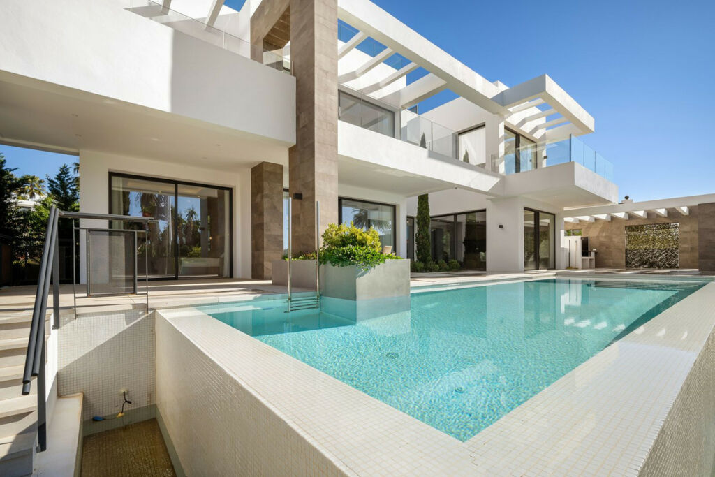Detached Villa Marbesa Málaga - image 3