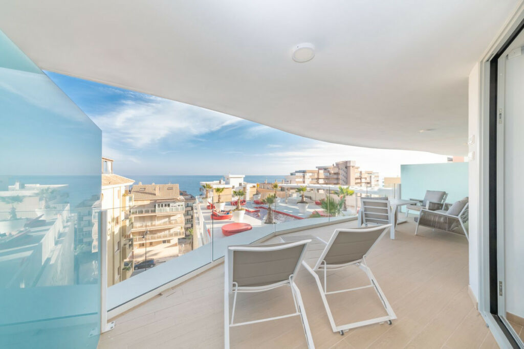 Middle Floor Apartment Carvajal Málaga - image 4