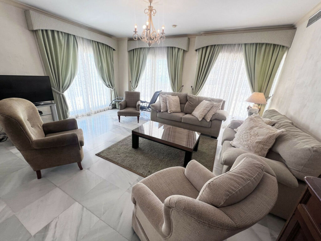 Middle Floor Apartment Fuengirola Málaga - image 4