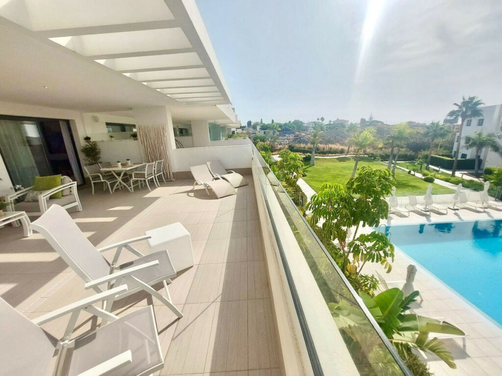 Middle Floor Apartment Estepona Málaga - image 4
