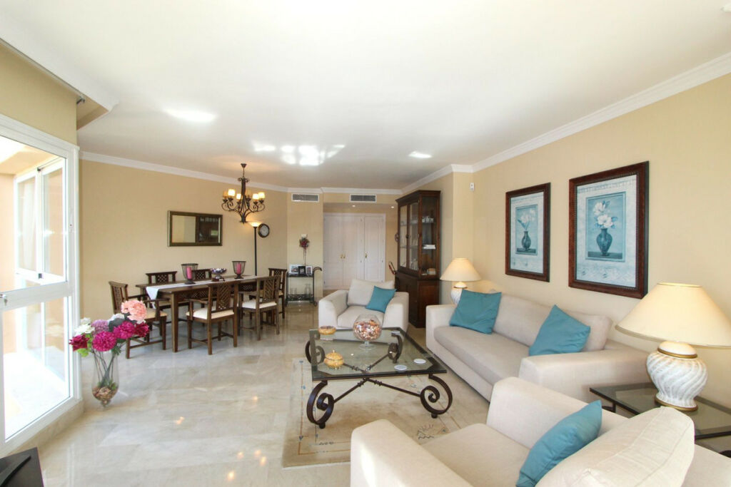 Middle Floor Apartment Elviria Málaga - image 3