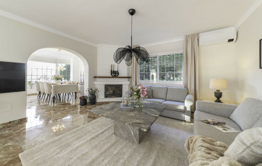 Detached Villa Sierrezuela Málaga - image 4