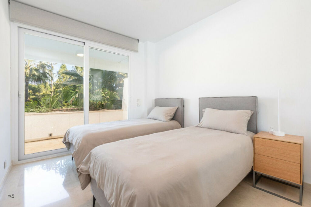 Middle Floor Apartment Estepona Málaga - image 4
