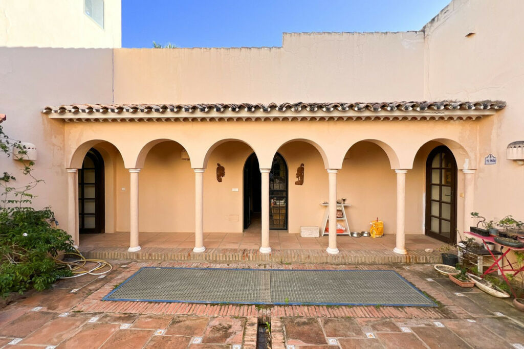 Detached Villa Estepona Málaga - image 4