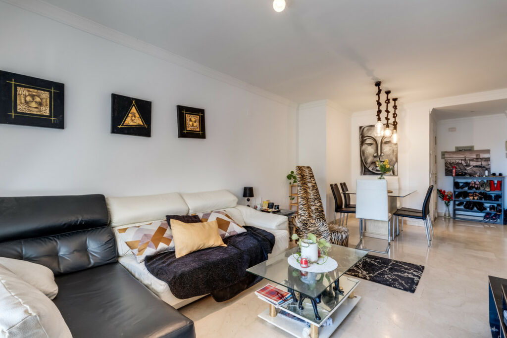 Middle Floor Apartment La Quinta Málaga - image 5