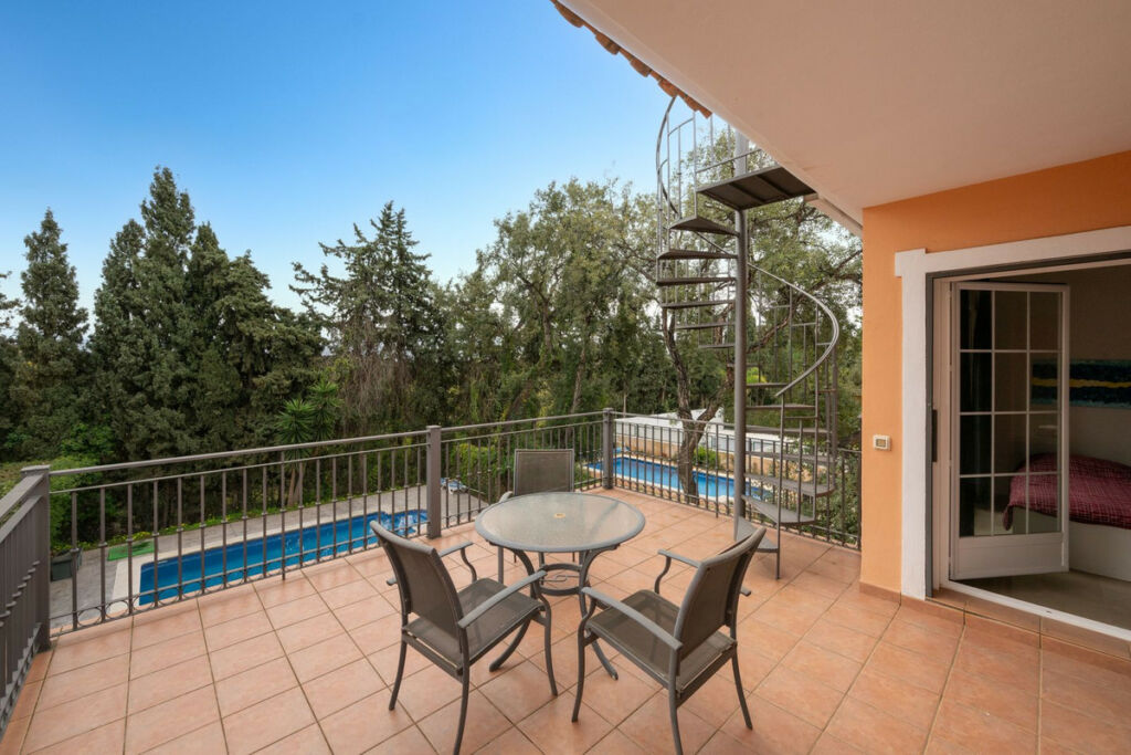 Detached Villa Elviria Málaga - image 3