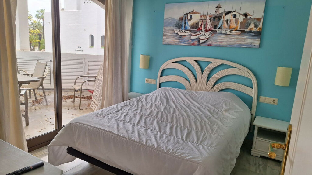 Middle Floor Apartment Elviria Málaga - image 4