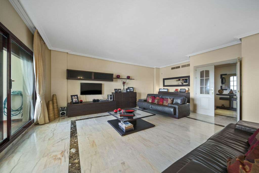 Middle Floor Apartment Benalmadena Málaga - image 4