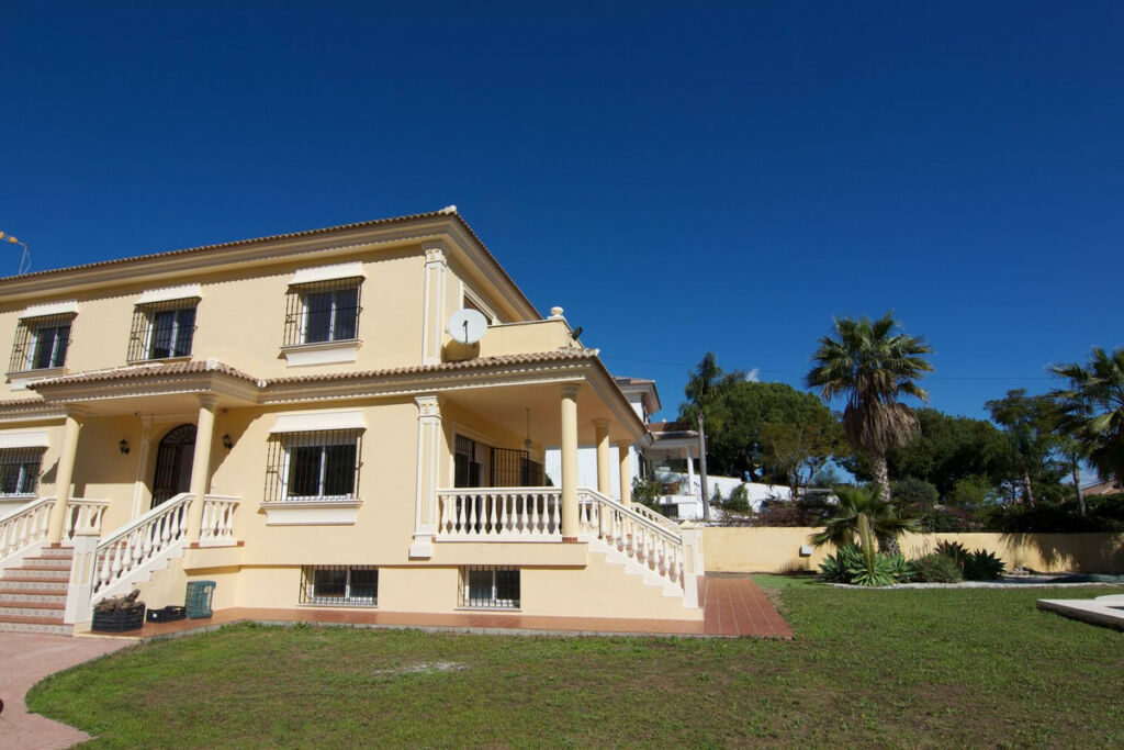 Detached Villa Alhaurín de la Torre Málaga - image 4