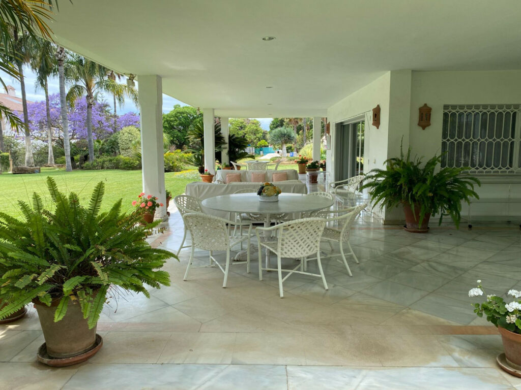 Detached Villa Guadalmina Baja Málaga - image 4
