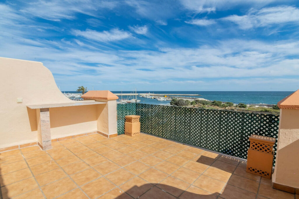Townhouse Estepona Málaga - image 4