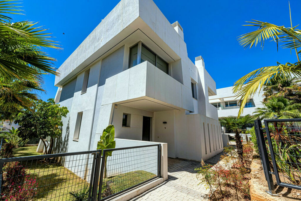 Semi-Detached House Río Real Málaga - image 4