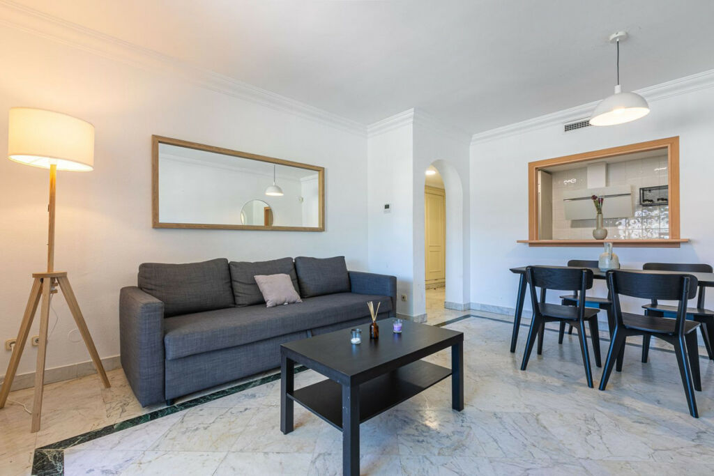 Middle Floor Apartment Puerto Banús Málaga - image 4