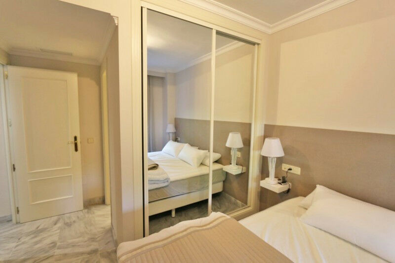 Middle Floor Apartment Nueva Andalucía Málaga - image 4