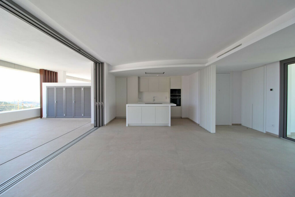 Middle Floor Apartment La Quinta Málaga - image 4