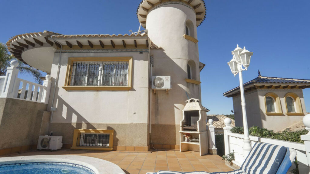 Detached Villa Villamartin Alicante - image 4