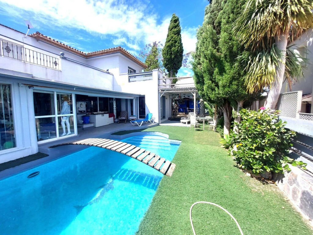 Detached Villa Estepona Málaga - image 5