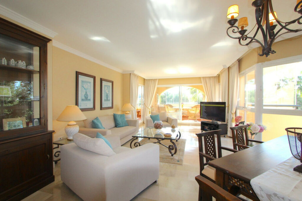 Middle Floor Apartment Elviria Málaga - image 4