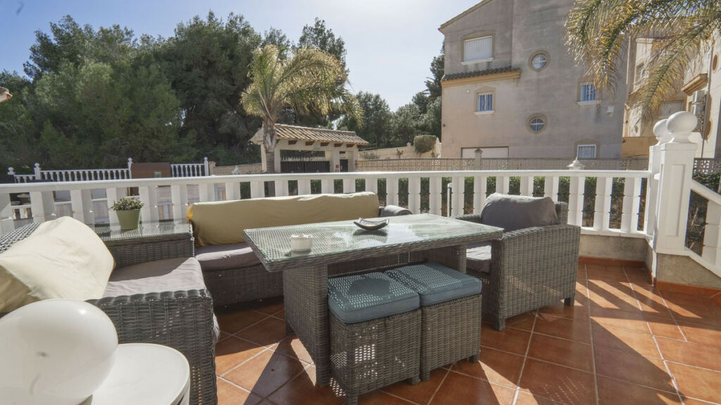 Detached Villa Villamartin Alicante - image 5