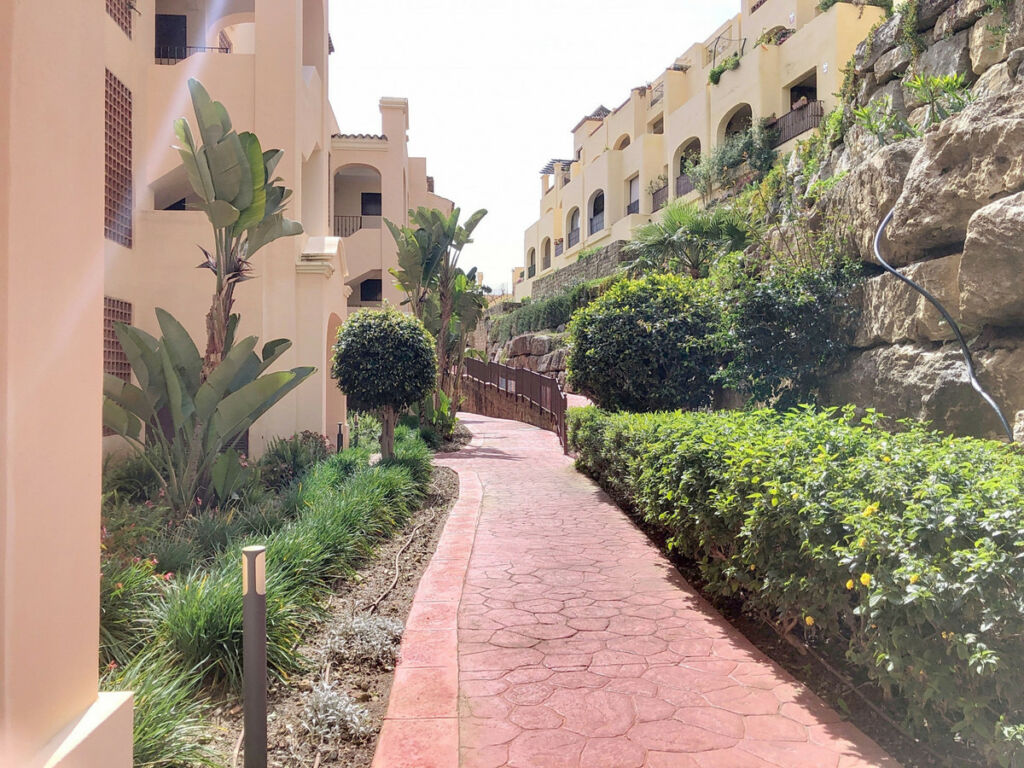 Middle Floor Apartment Estepona Málaga - image 6