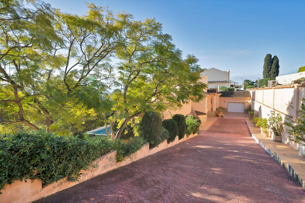 Detached Villa Hacienda Las Chapas Málaga - image 5