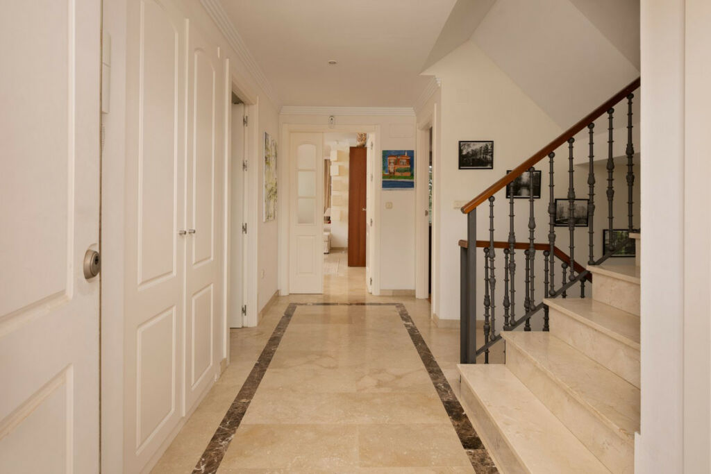 Detached Villa Elviria Málaga - image 10