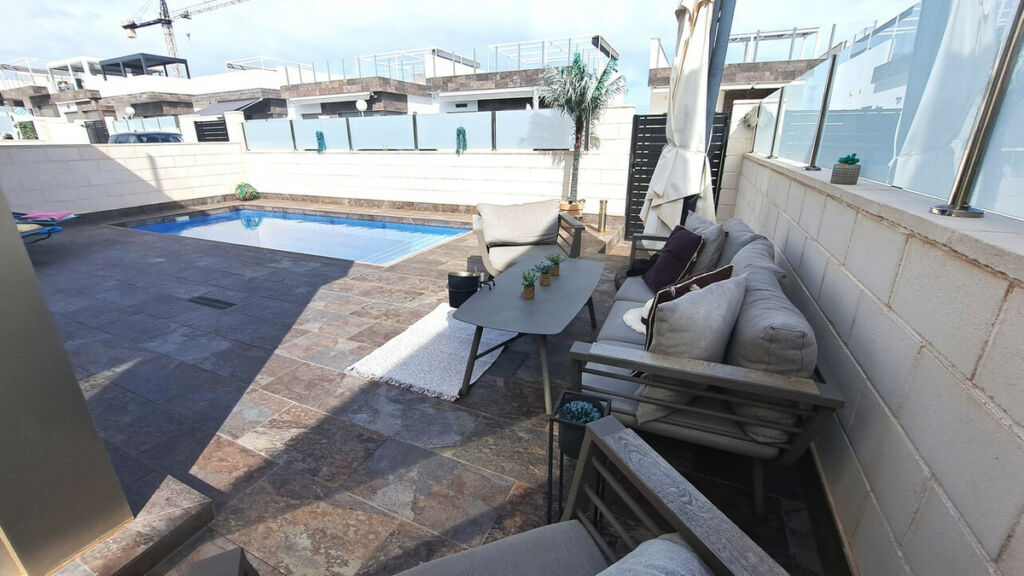 Detached Villa Villamartin Alicante - image 5