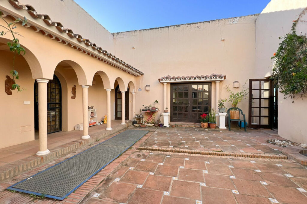 Detached Villa Estepona Málaga - image 5